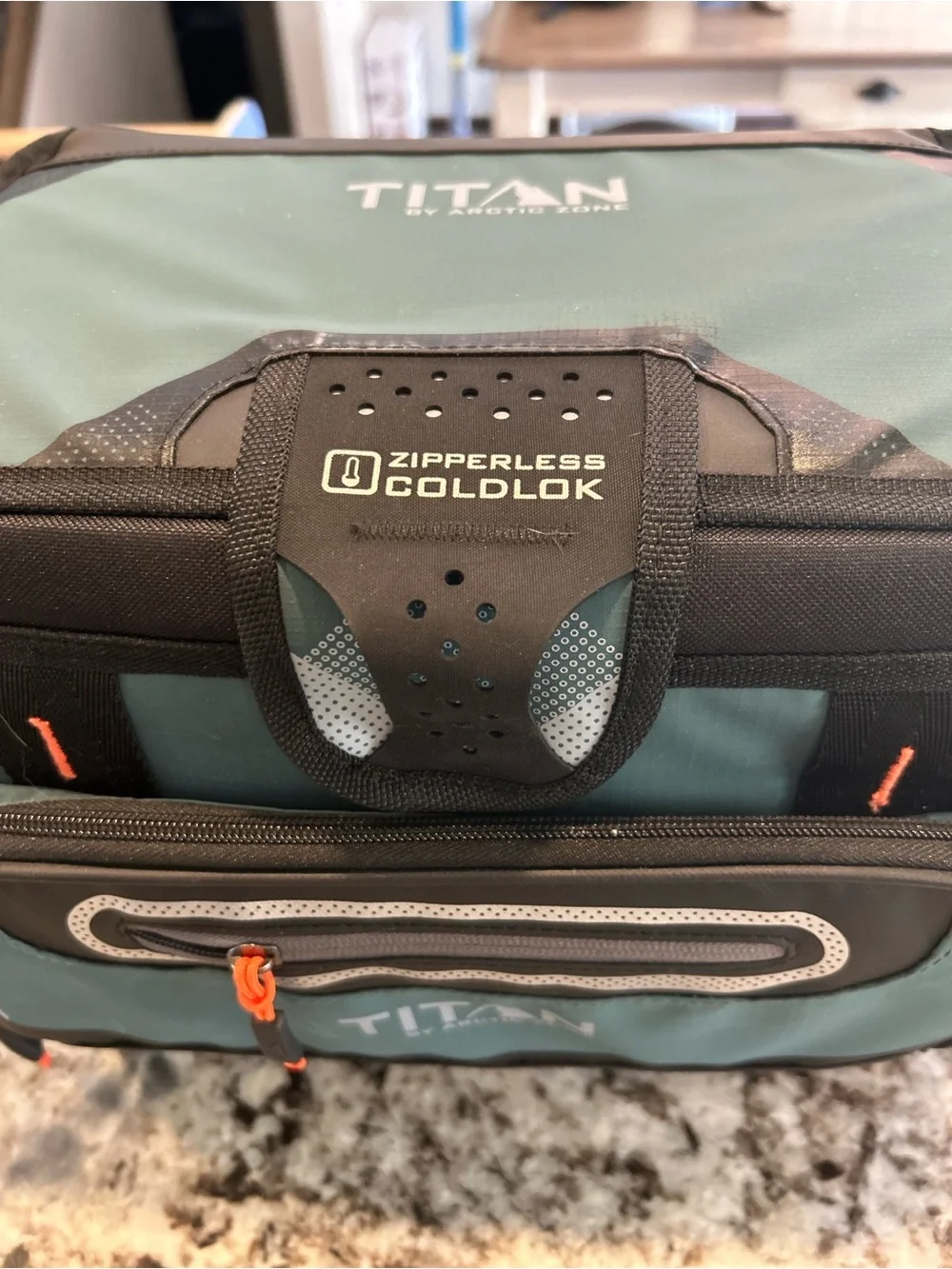 Titan by Arctic Zone Deep Freeze Zipperless Hardbody 8qt Cooler Lunch Bag - Picture 3 of 9